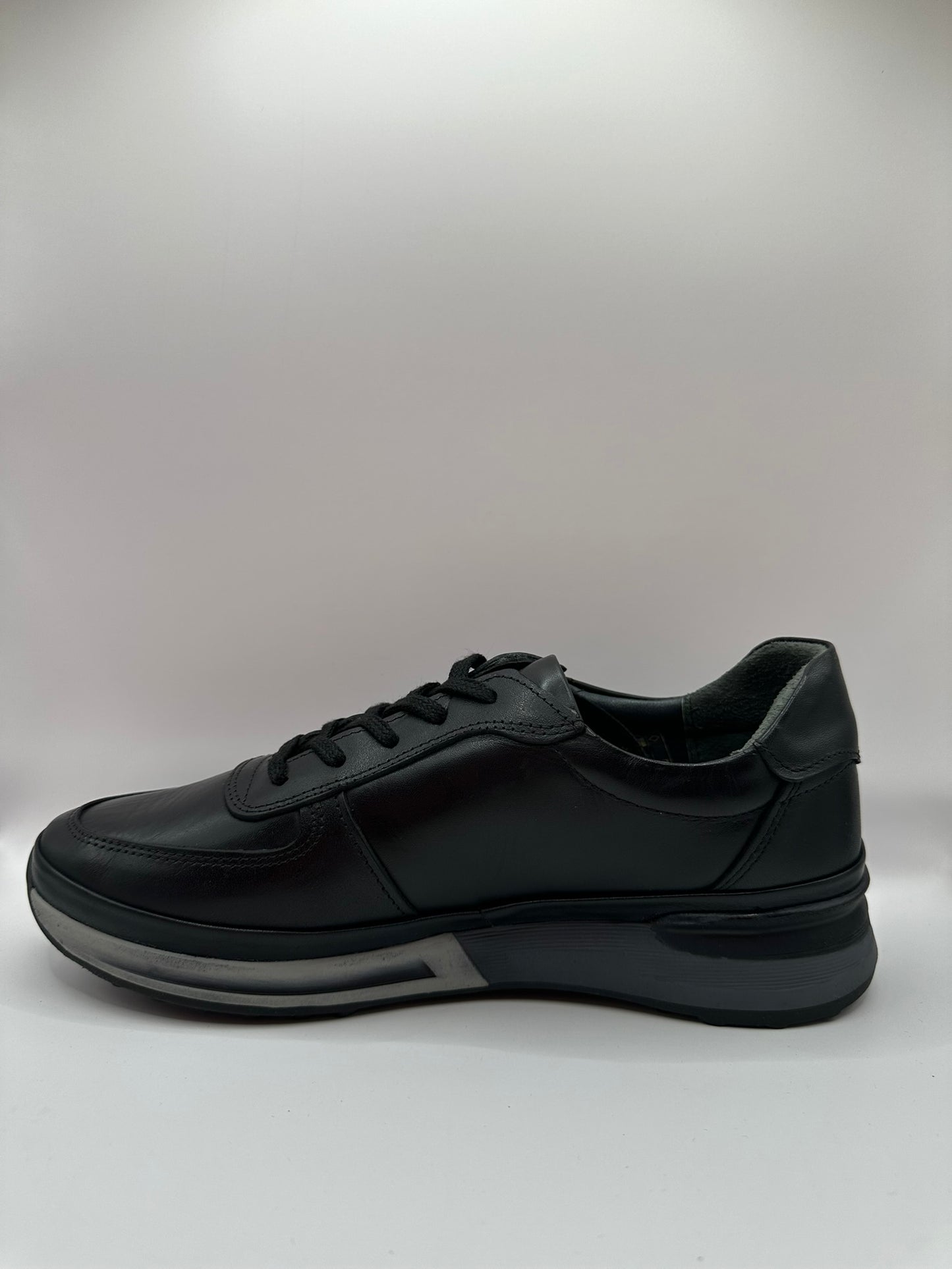 Adidasi Johan Scarpe